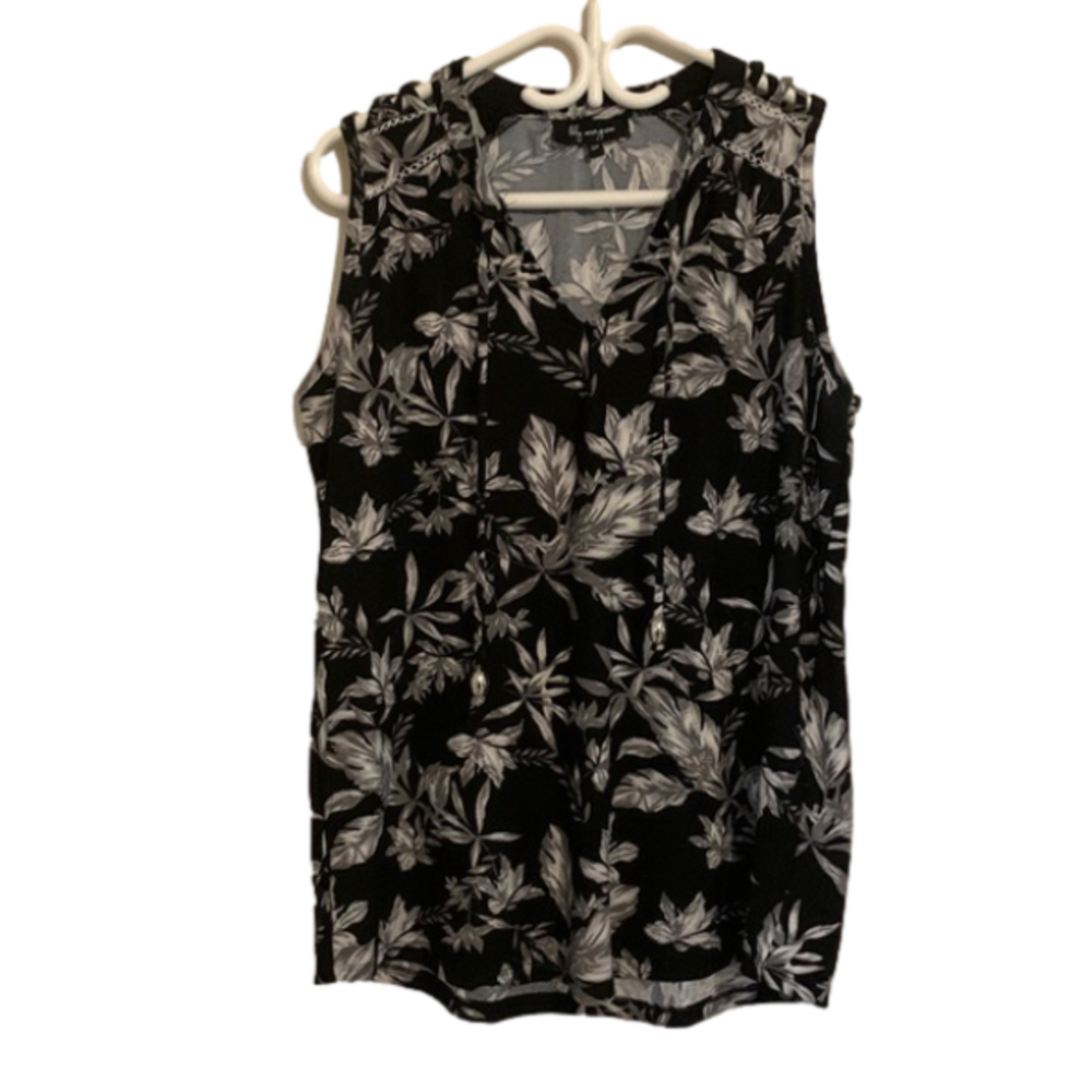 Lily Morgan Sleeveless Black Floral Blouse - Small - EUC